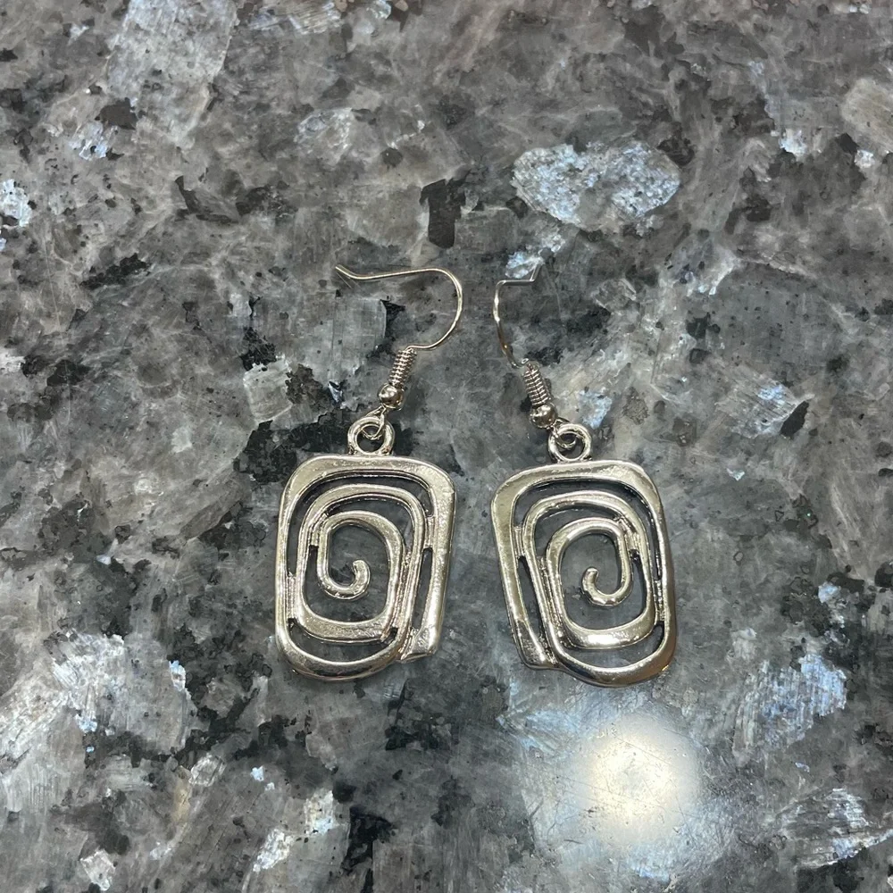 Silver spiral square geometric earrings / NWOT - Picture 3 of 3